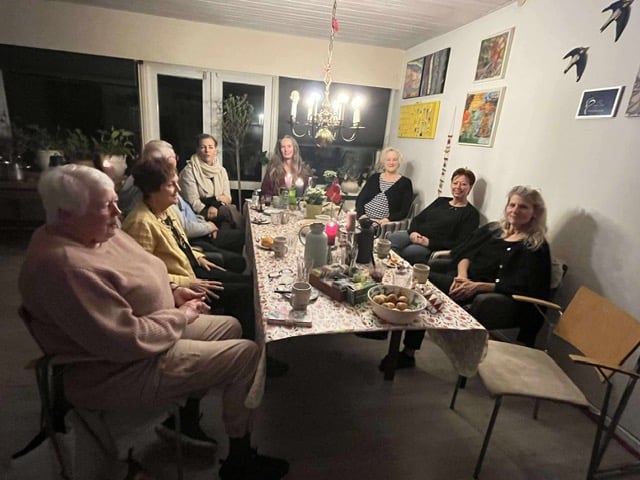 Pænt fremmøde til gratis arrangement hos Netop NLP, hvor der serveres gløgg og æbleskiver i pausen mellem interview med Richard Bandler og John Grinder